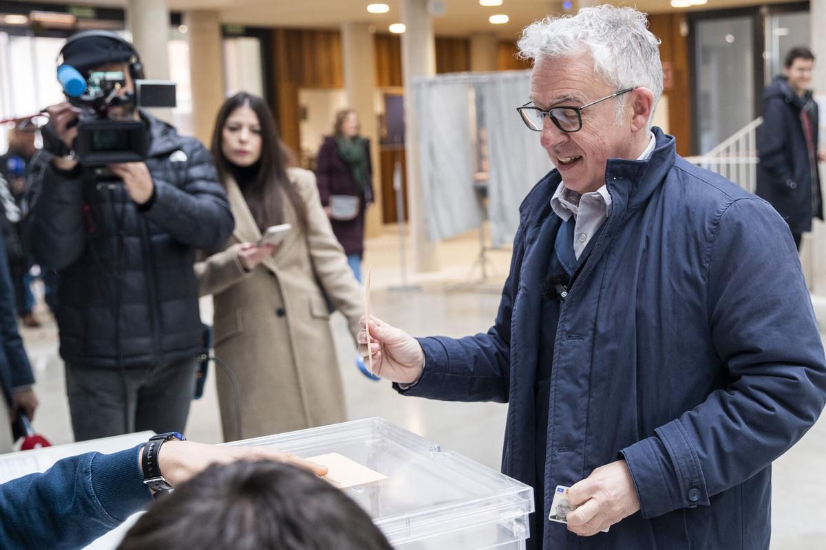 El candidato por Soria YA! a las elecciones de Castilla y León, Ángel Ceña, ejerce su derecho al voto en Soria, este domingo.