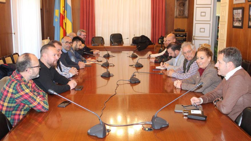 La reunión entre los regidores del Caudal y los representantes sindicales, en el Ayuntamiento de Mieres. | A. VELASCO