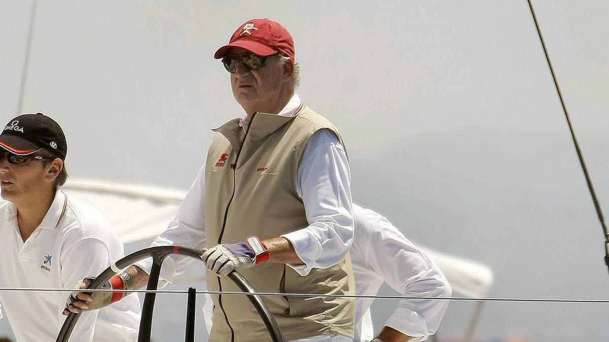 Juan Carlos I, a bordo del &#039;Bribón&#039; durante una regata en aguas de Mallorca.