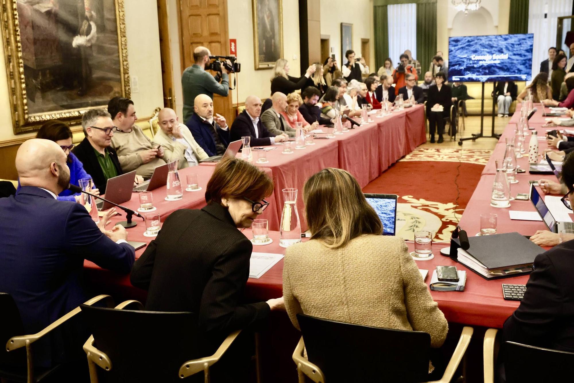 Así fue el tenso Consejo Social por Naval Gijón (en imágenes)