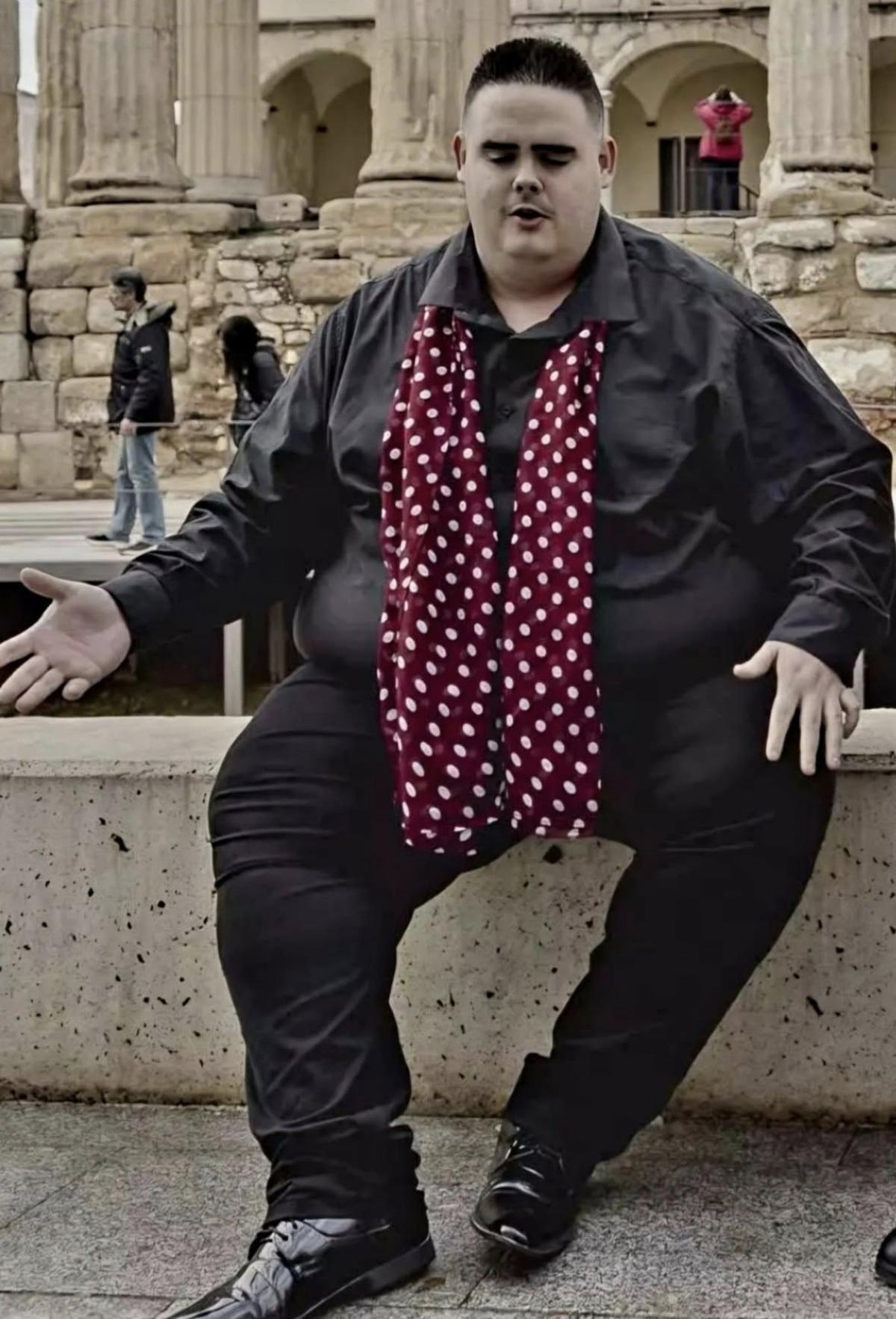 Niño Bermejo, durante una actuación flamenca frente al Templo de Diana de Mérida.