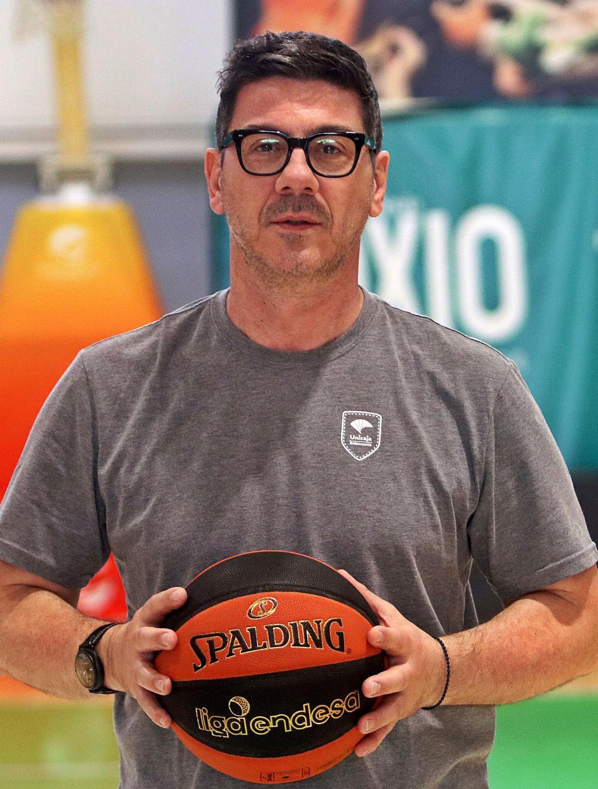 Fotis Katsikaris posa para La Opinión de Málaga en el pabellón de Los Guindos. | ÁLEX ZEA