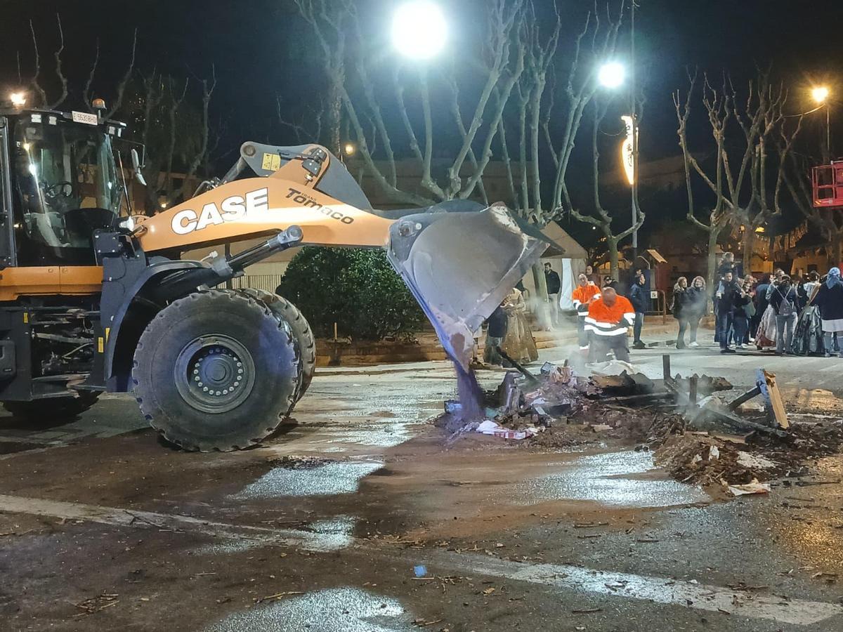 Trabajos de limpieza después de la Cremà de las fallas.