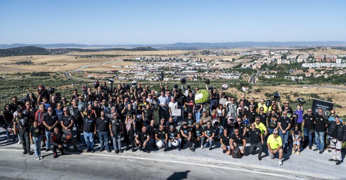 Fotografía de la familia motera extremeña.