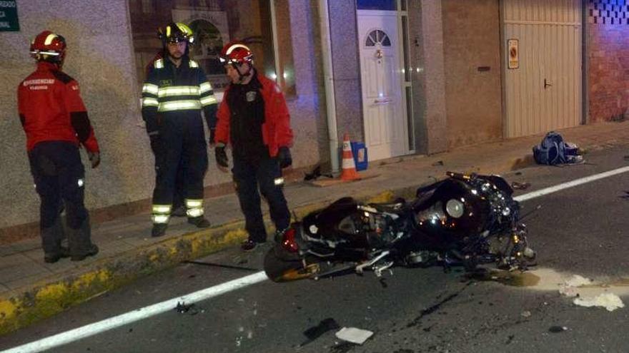 Estado en el que quedó la moto tras el accidente ayer noche.// N. Parga