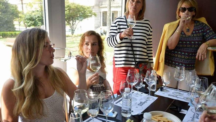 Una de las asistentes a las catas de ayer degusta un vino blanco Godello. // Gustavo Santos