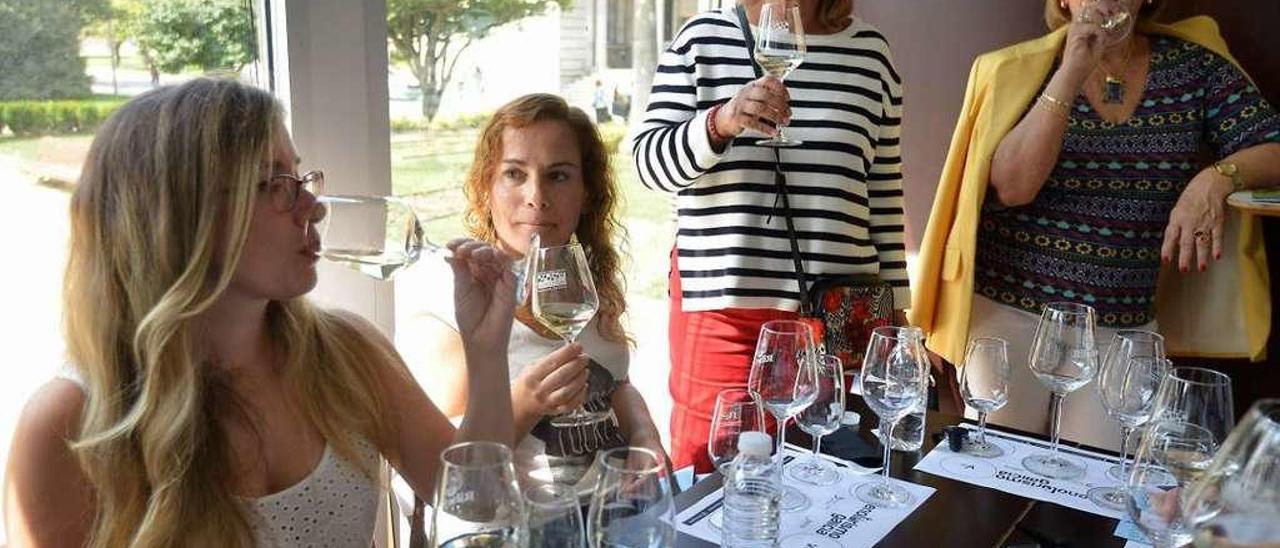 Una de las asistentes a las catas de ayer degusta un vino blanco Godello. // Gustavo Santos