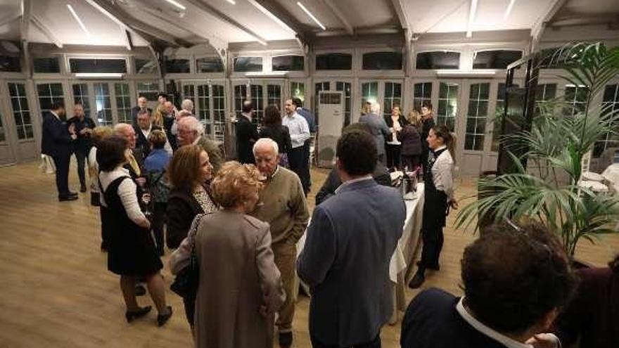 Ambiente en el cóctel previo a la cena de Amigos del País.