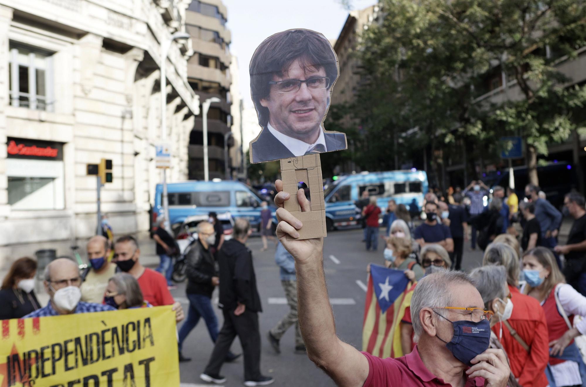 Protesta frente a la embajada de Italia en Barcelona por la detención de Puigdemont