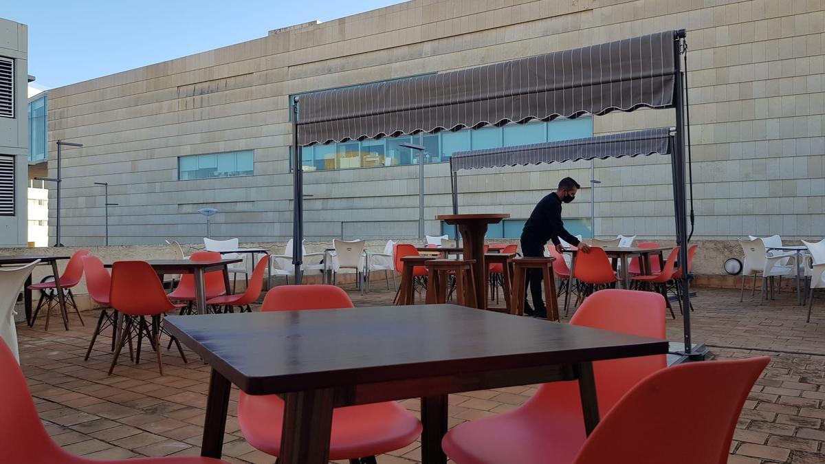 El bar restaurante El Patronato de Palma prepara su terraza en previsión de las restricciones que entran hoy en vigor