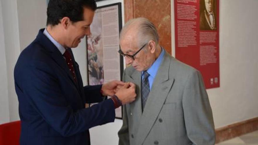 El alcalde impone la insignia a Albert en el Ayuntamiento.