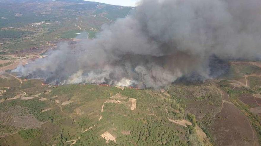 El estado que presentaba el incendio de Vilamaior ayer por la tarde. // FdV