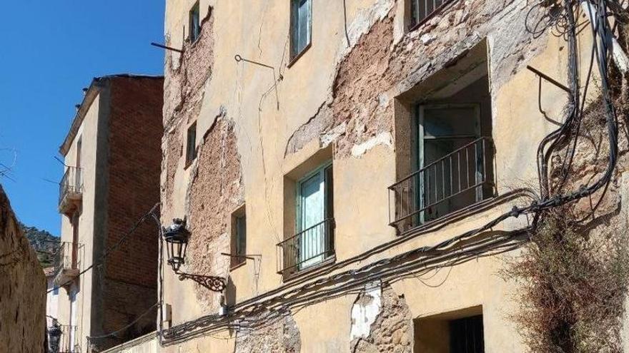 Cau l'arrebossat d'una façana i provoca el tall del carrer Harmonia de Berga