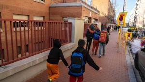 Alumnando saliendo de una escuela en Barcelona, esta semana.