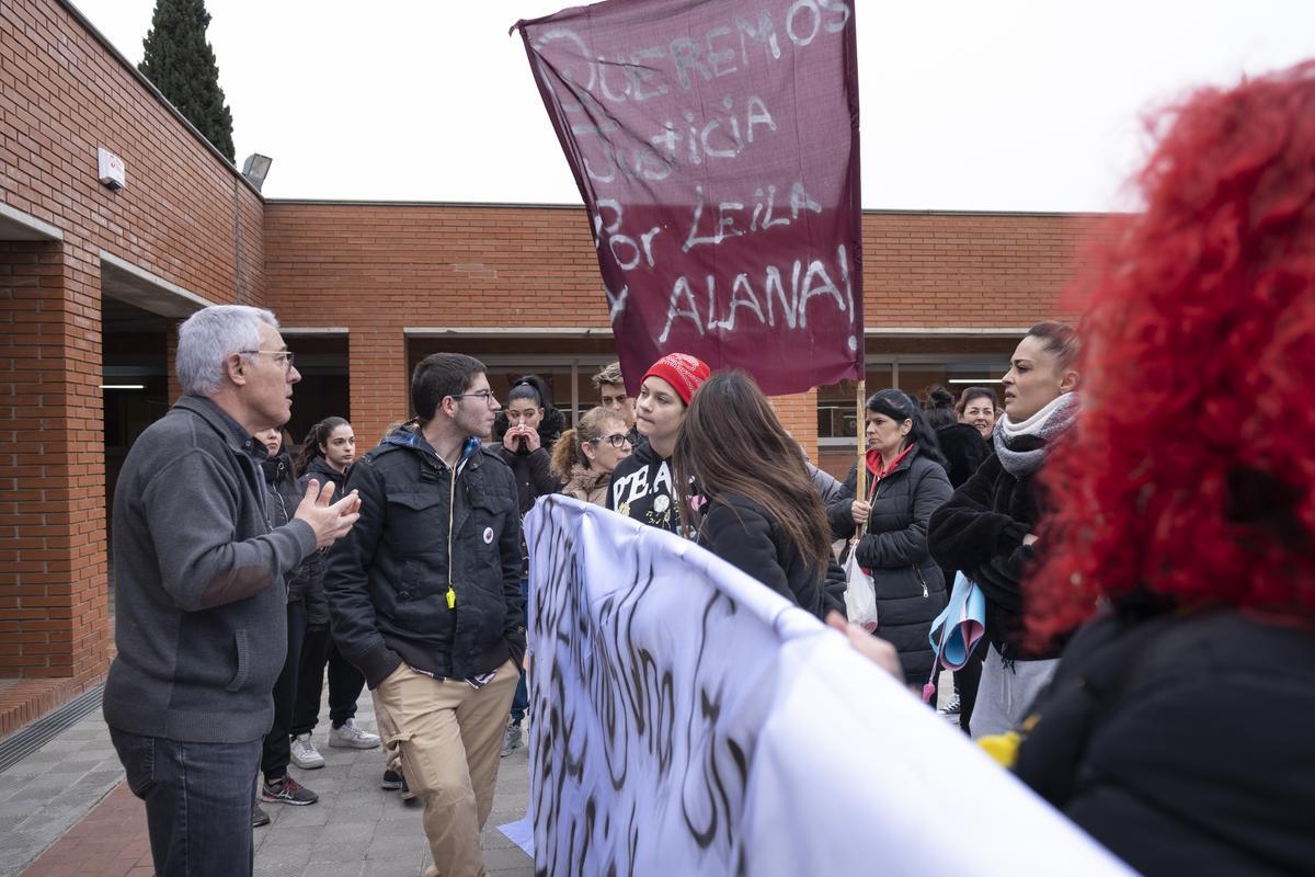 Manifestación en el instituto Llobregat de Sallent por el suicidio de la menor