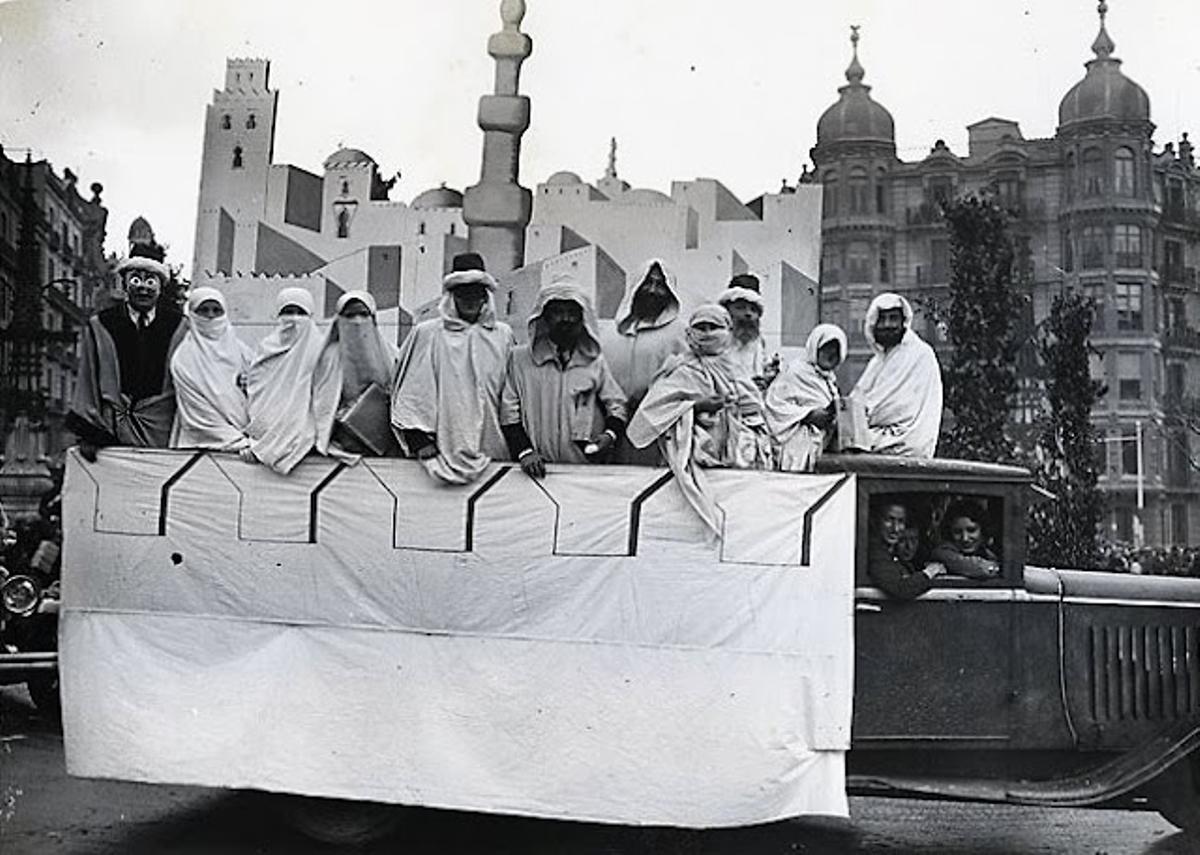 Carroza "Castillo Moro" con participantes disfrazados en "La Rua" del paseo de Gràcia. 28 de febrero de 1933. Foto: Pérez de Rozas