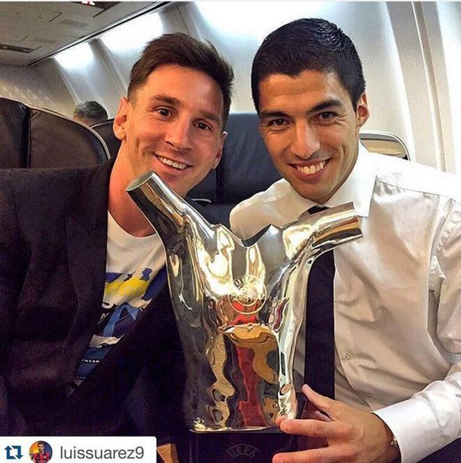 Luís Suárez junto a Leo Messi en el avión de regreso a Barcelona tras quedar segundo en la votación que proclamaba Mejor Jugador de Europa de la UEFA a Leo Messi.
