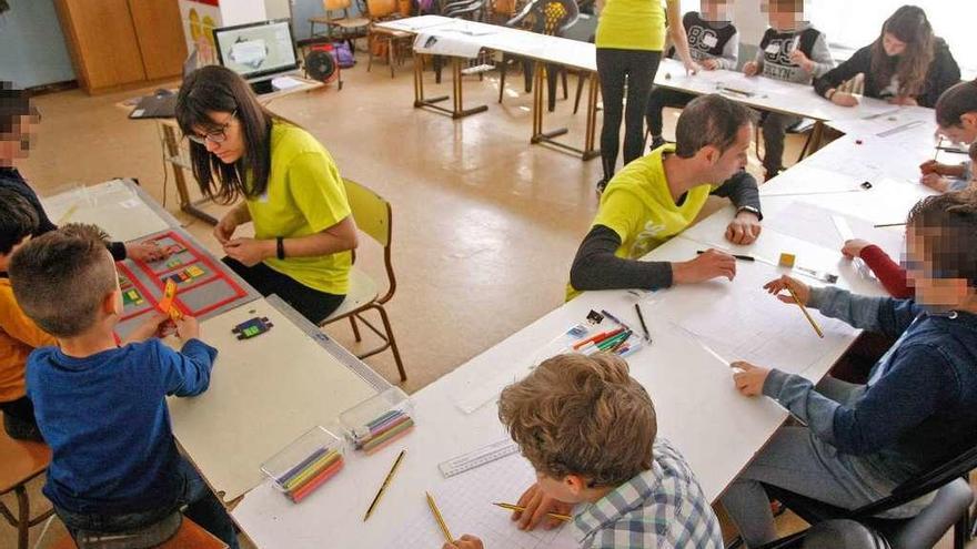 Los niños participantes en el taller realizan sus propios proyectos de arquitectura en el papel.