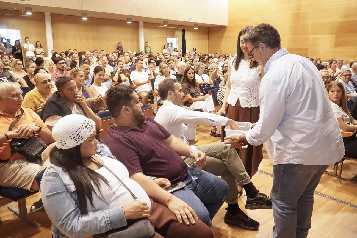 Vista de una de las manos inocentes durante el sorteo de pisos en Mera.