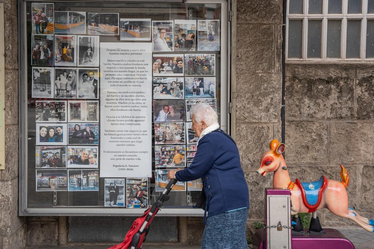 El mural de despedida con fotos y un texto que han instalado en la papelería E. Navarro.