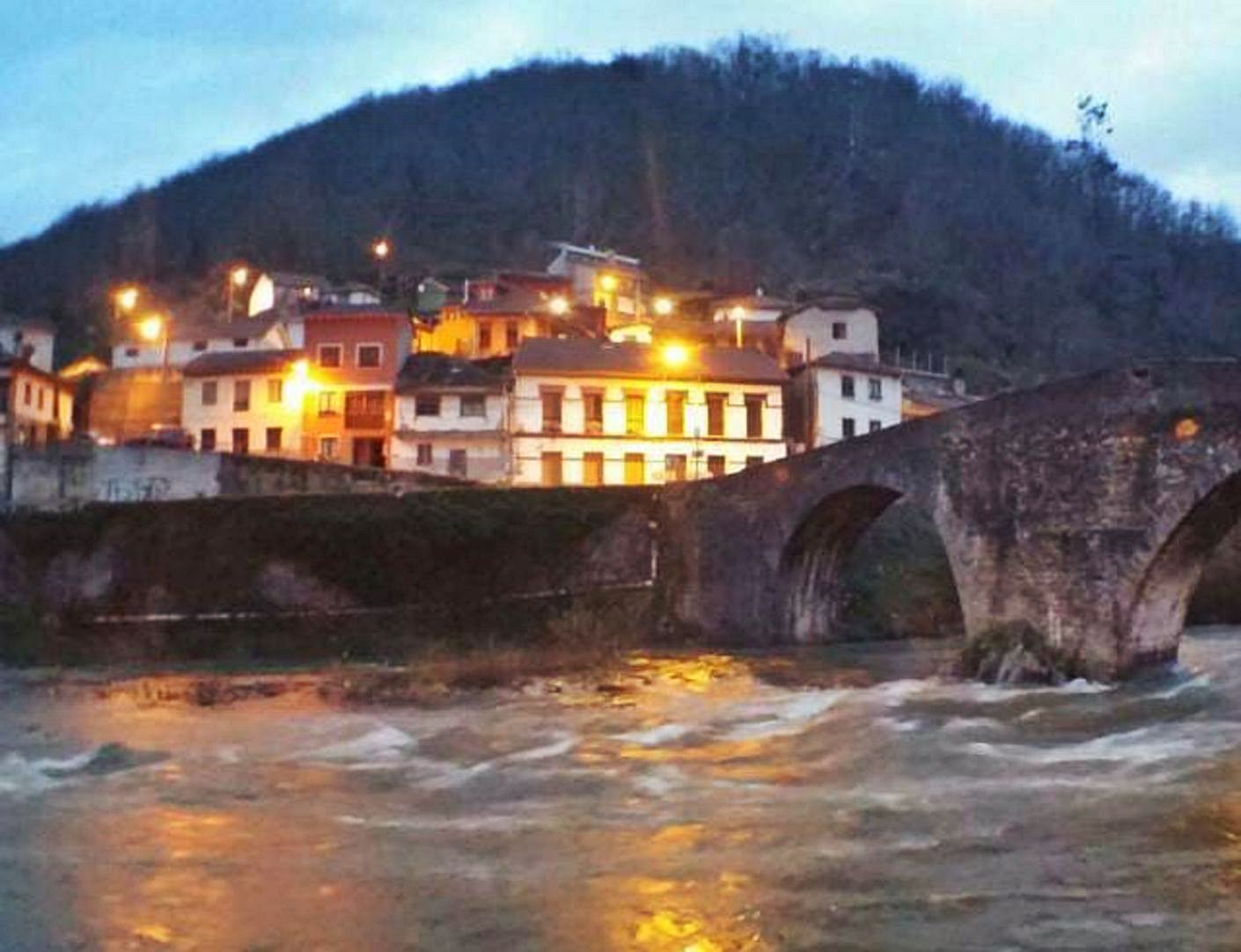 El paso del Nalón por Puente de Arcu, en Laviana. | C. Cuesta