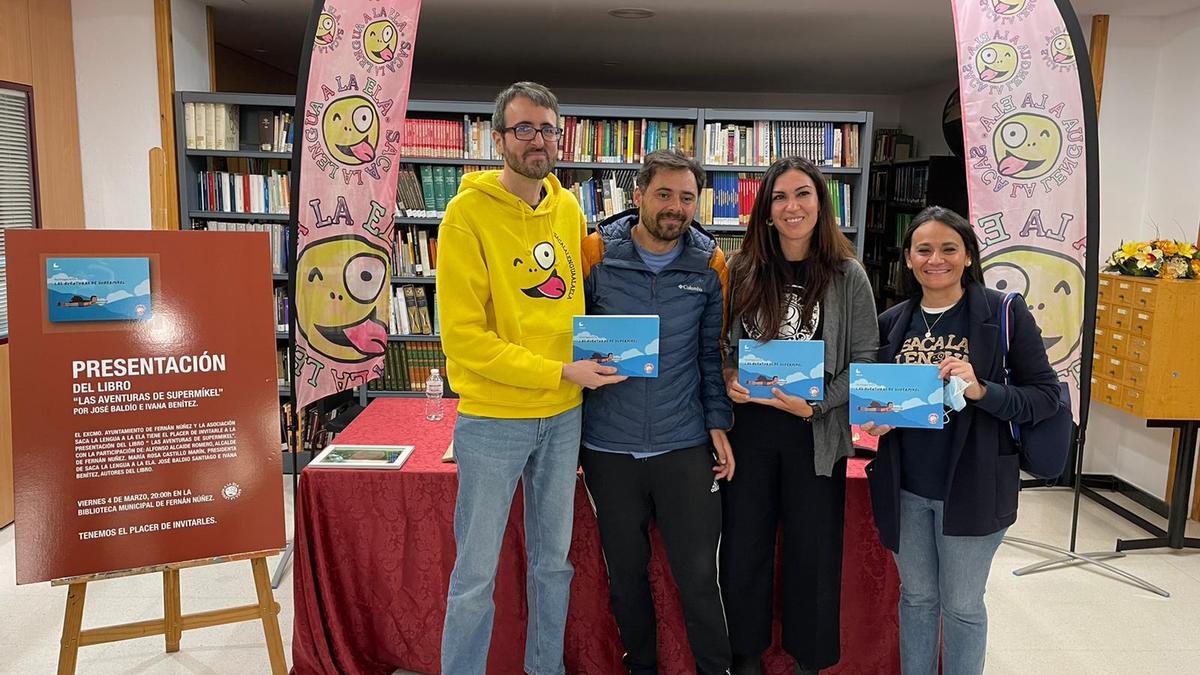 Los autores del cómic, junto a Miguel Ángel Roldán y María Rosa Castillo, de Saca la Lengua a la ELA.