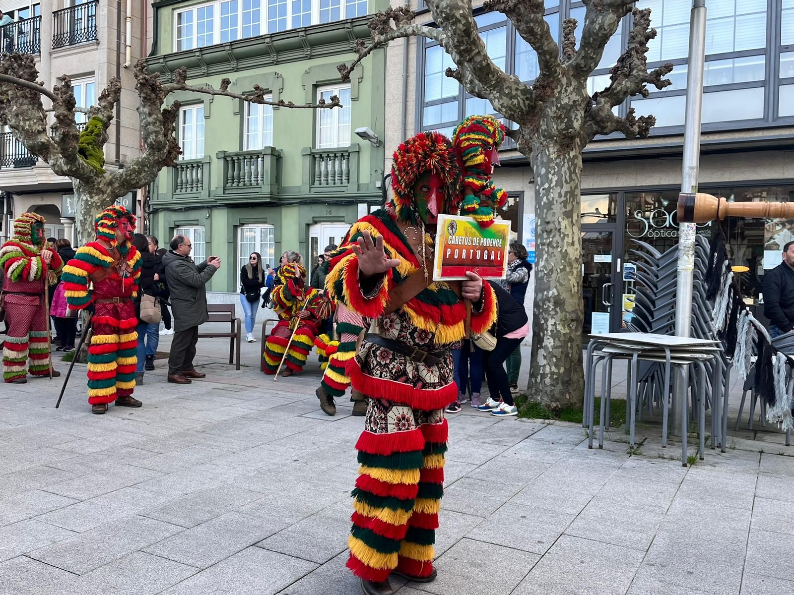 Carnaval 2023: Las comparsas llenan de color el centro de Sada