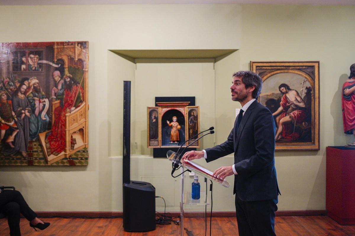 El ministro de Cultura, Ernest Urtasun, asiste al acto de restitución de obras incautadas y no devueltas por la dictadura franquista, en el Museo Diocesano de Arte Antiguo, a 9 de abril de 2026, en Sigüenza, Guadalajara, Castilla-La Mancha (España). Este