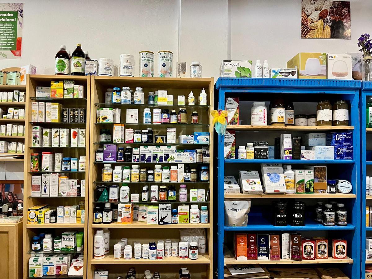 Estantes con complejos vitamínicos y productos de hiegiéne ecológicos que puedes encontrar en La Fucha.