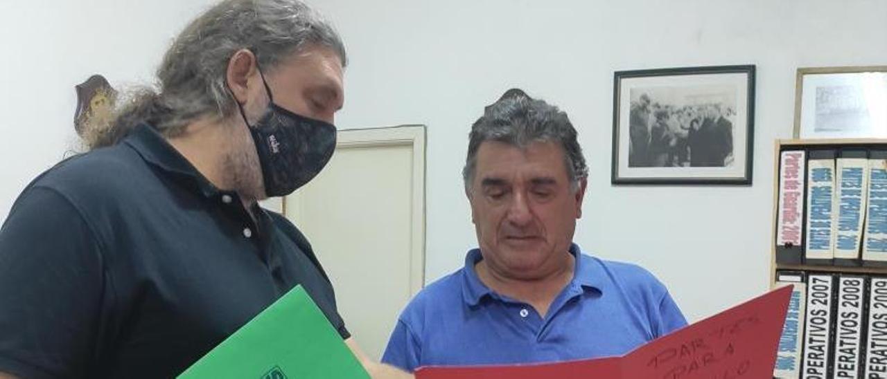 Enrique Oubiña, con el presidente de la agrupación, Andrés Otero, en la sede de Protección Civil. |   // CEDIDA