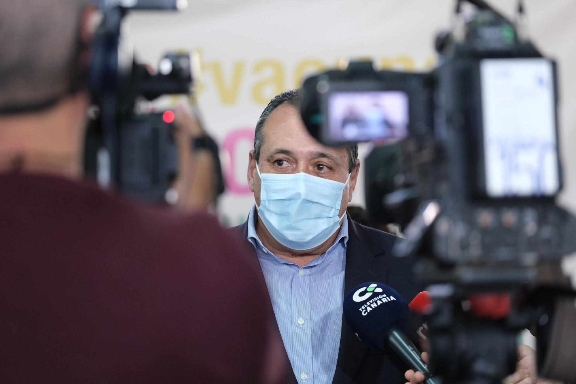 Ángel Víctor Torres y Blas Trujillo visitan el punto de vacunación de Infecar