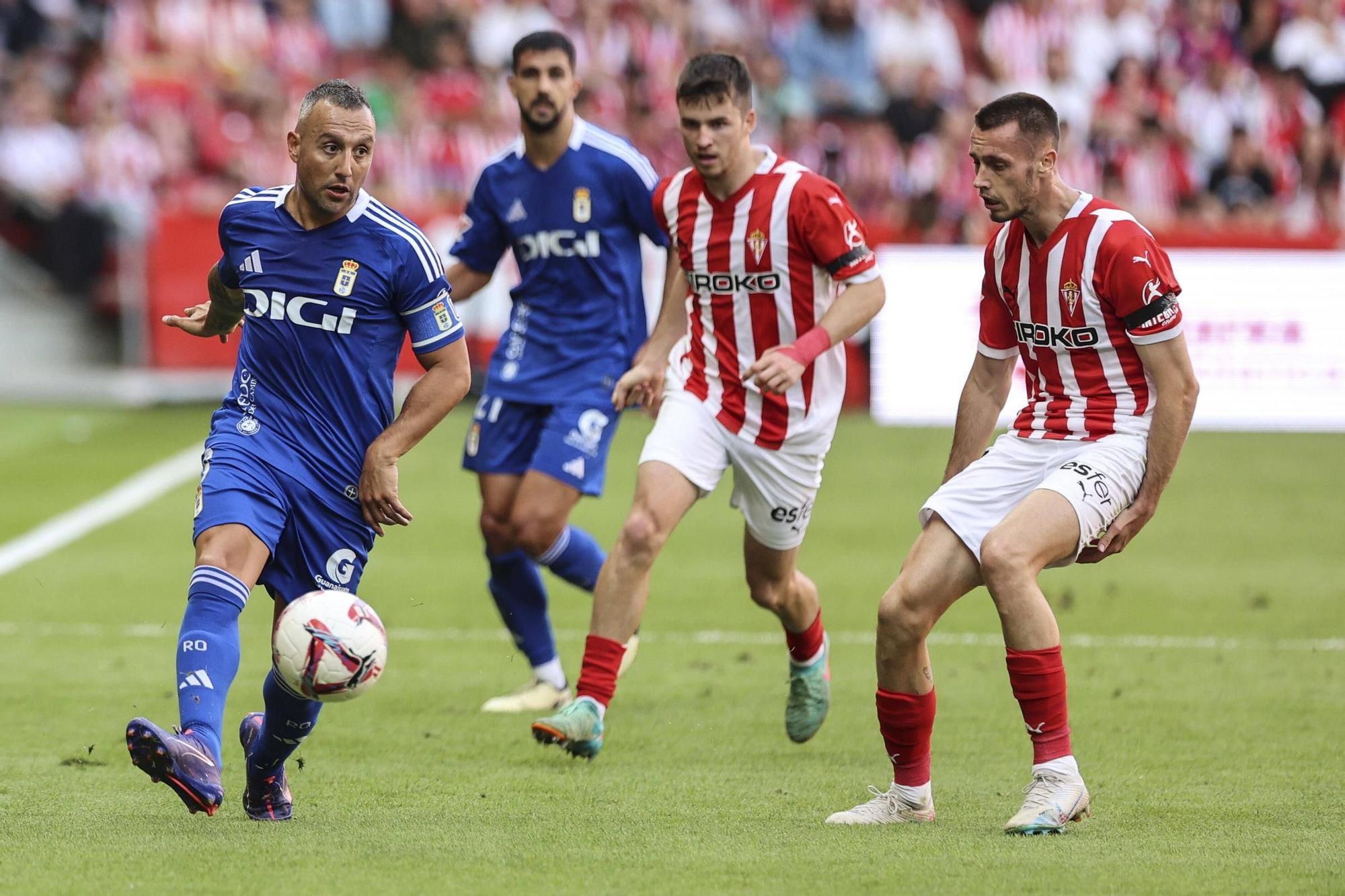 Derbi asturiano: las imágenes del partido entre el Sporting y el Oviedo en El Molinón