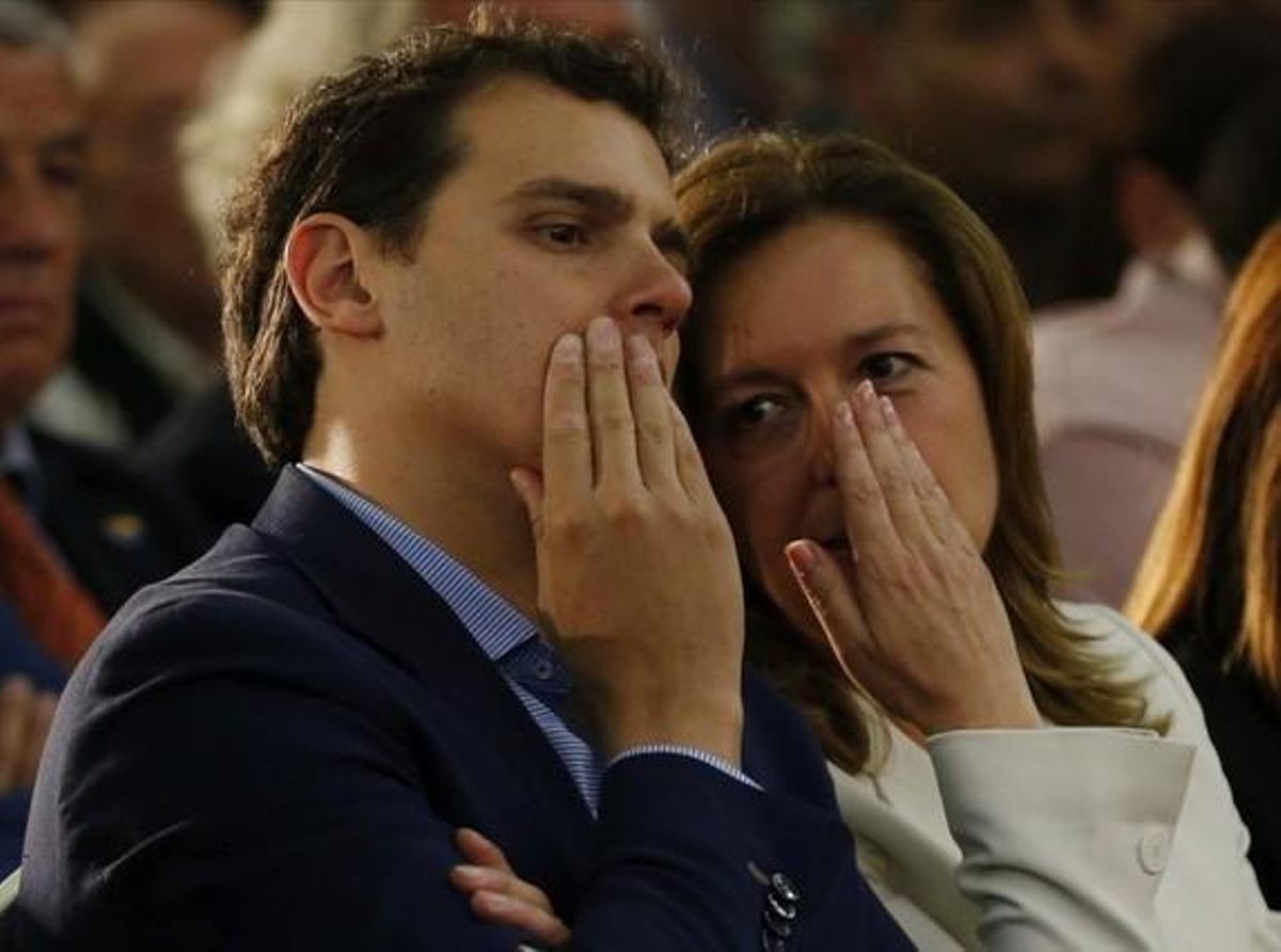 El presidente de Ciudadanos, Albert Rivera, y la candidata del partido a la alcaldía de Barcelona, Carina Mejías, conversan entre ellos durante un acto de la formación, esta tarde en Barcelona, en el que Rivera ha hecho una llamada a los indecisos del PP y del PSC para que voten a C’s con el fin de echar al nacionalismo.