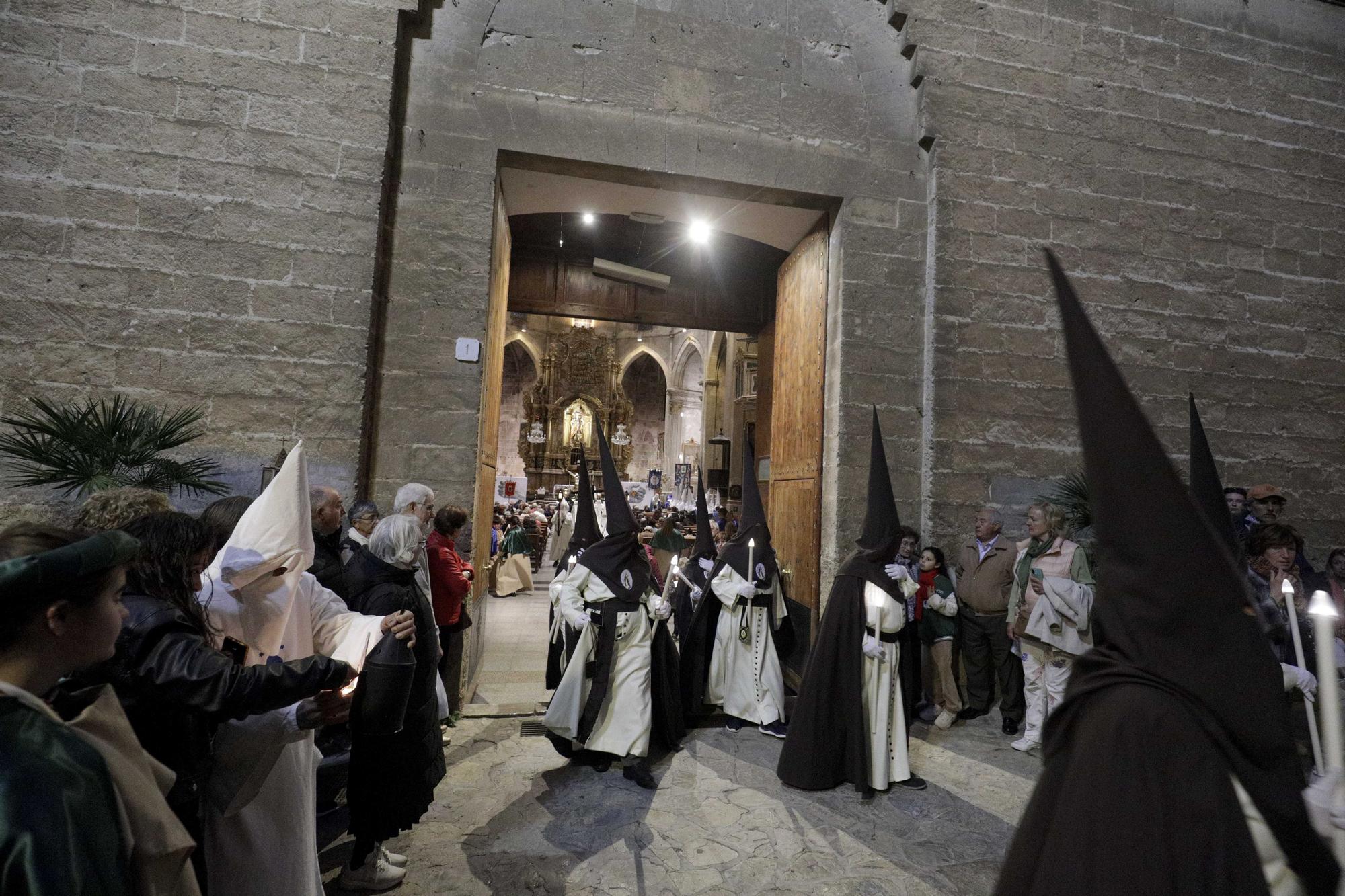 FOTOS | Miércoles Santo en Palma: El barrio de Sant Pere enmudece con la procesión de la Santa Creu