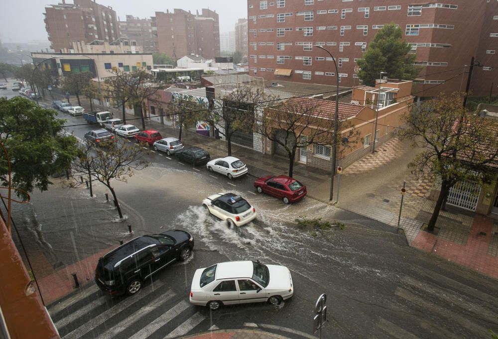 Una fuerte tormenta descarga 13 litros/m2 sobre Alicante en tan solo diez minutos