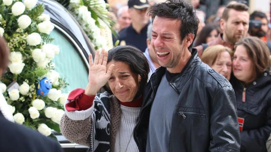 Los padres de Gabriel Cruz, en el funeral de su hijo