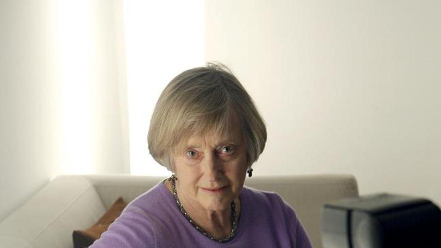 Stella Rimington, la primera directora de la Unidad de Inteligencia Nacional británica (MI5), habló hoy en Madrid de "La Invisible", su debut literario, una trama dentro de ese organismo basada en el peligro del terrorismo y las viviencias de una mujer de éxito en un entorno abrumadoramente masculino.