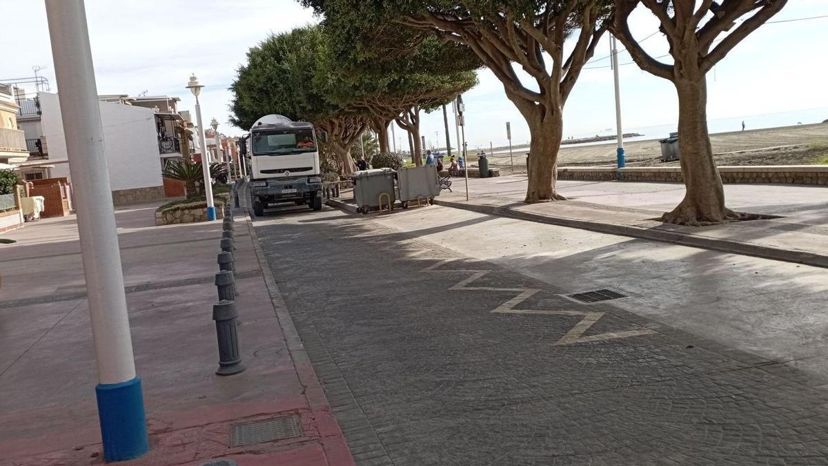 La asociación de vecinos pide la supresión de la carretera de servicio de las calles Quitapenas y Banda del Mar en el futuro paseo. | A.V.