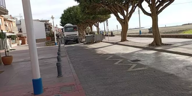 Los vecinos del Palo reclaman un paseo marítimo sin la carretera de servicio