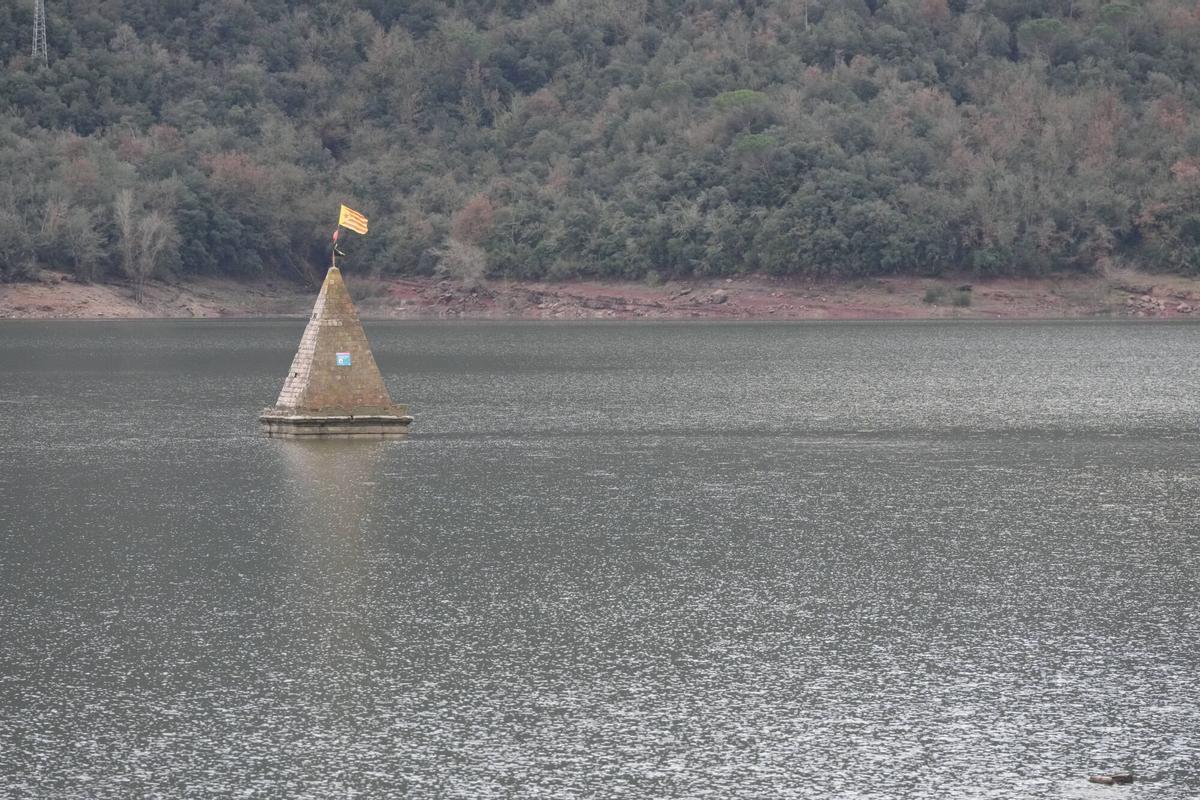 Vista del pantano de Sau, con solo la torre del campanar visible, el pasado 29 de diciembre.