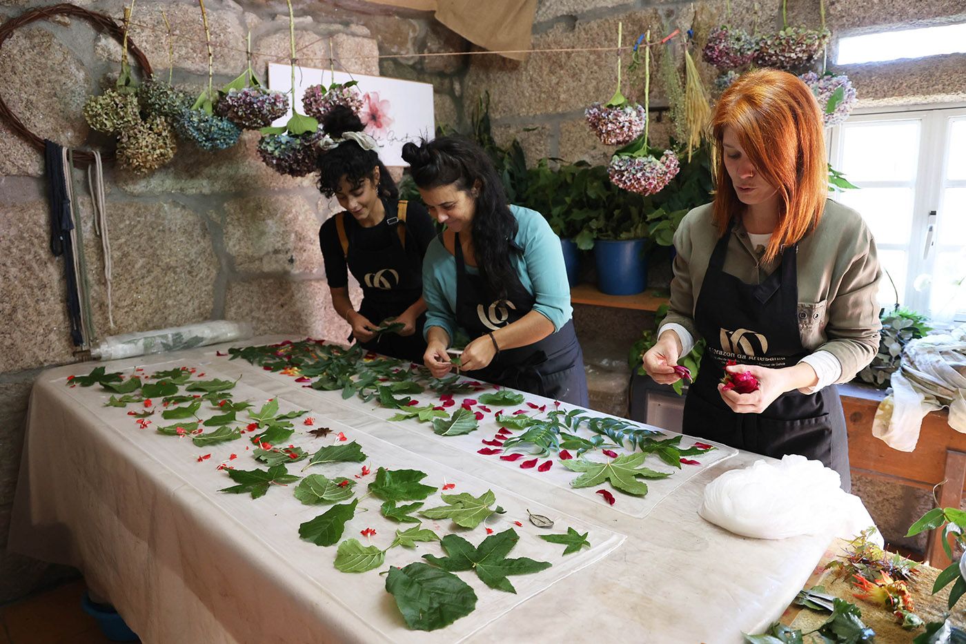 Antía Vargas, Uxía y Nuria Benlloch, artesanas de ‘Las flores de Greta’