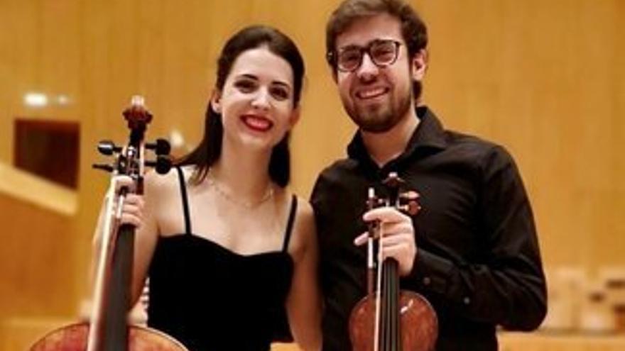 Alcordar, dúo compuesto por el violinista Juan Gomollón Bel y la chelista Sofía Llucía Roy.