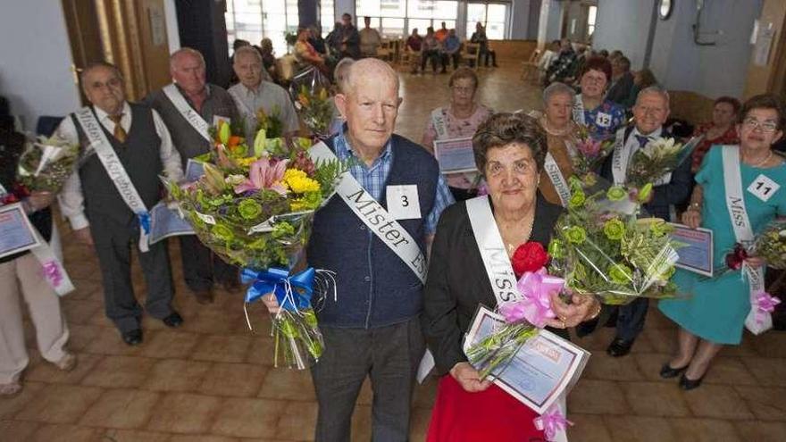 Los galardonados en el concurso de Miss y Míster Estrada, ayer, con sus bandas y las flores que les regalaron. // Bernabé / Cris M.V.