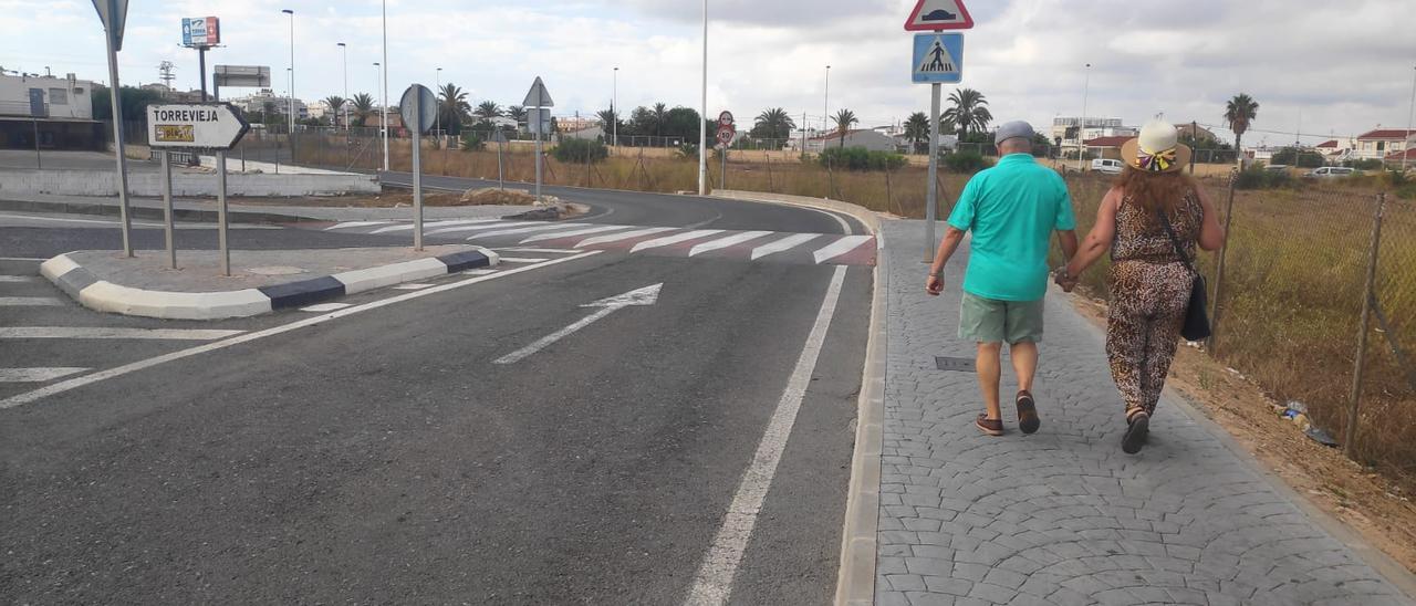 Imagen del descampado junto a la CV-90 y el acceso a la zona comercial propuesto como depósito.