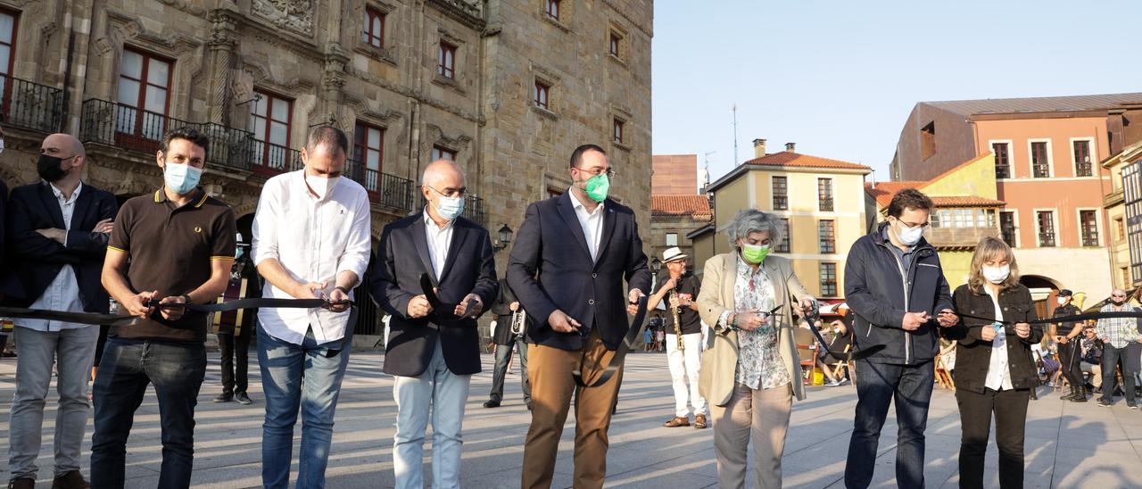 Adrián Barbón y Ana González, en el centro, cortan la cinta inaugural de la “Semana negra” en la plaza del Marqués.