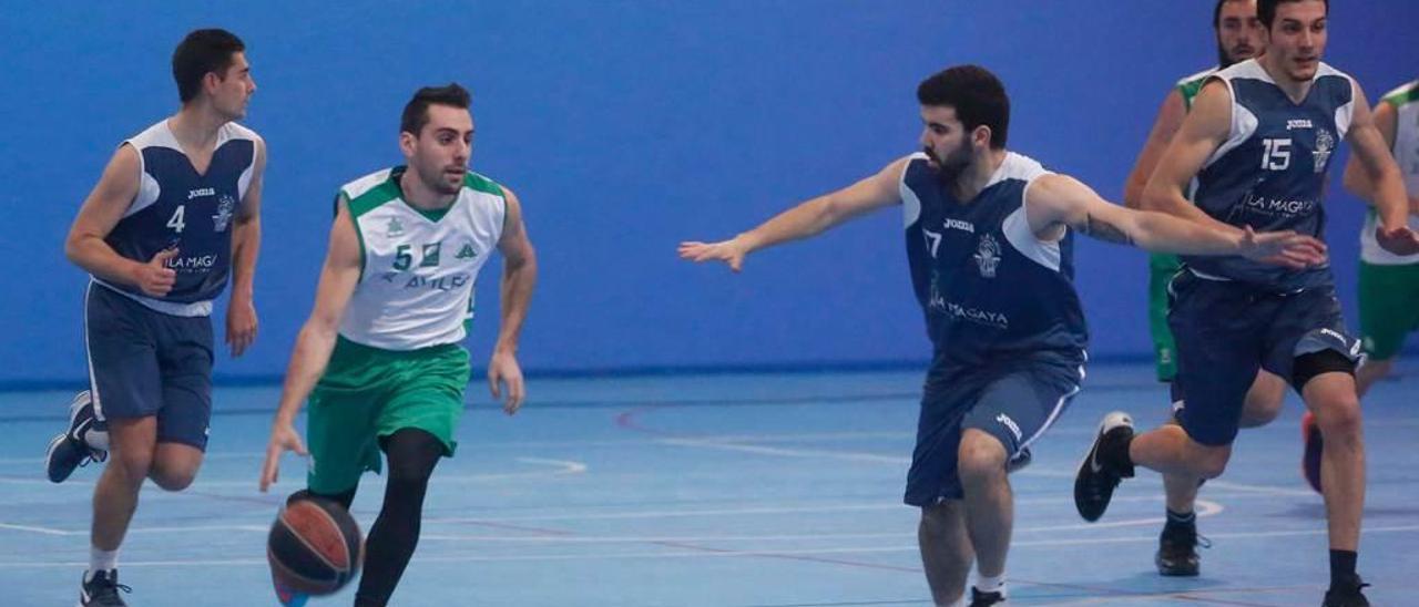 Un jugador del Avilés Sur avanza con el balón.