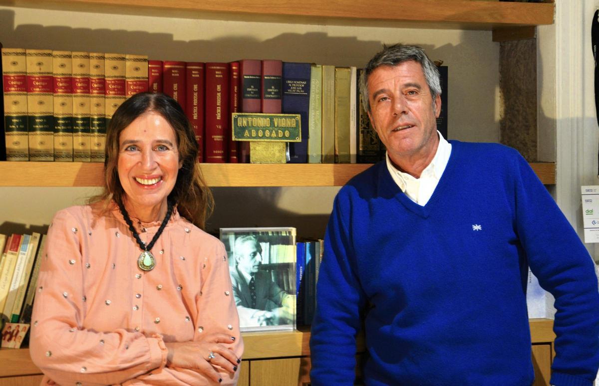 Beatriz y Pablo Viana Tomé, letrados de la pareja que ganó el caso.