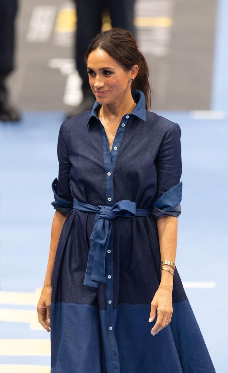 Meghan Markle con vestido vaquero