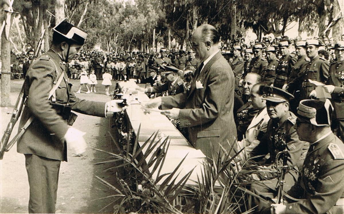 Don Enrique Navarro entrega credenciales a la Guardia Civil en un acto en el Paseo de Martiricos.