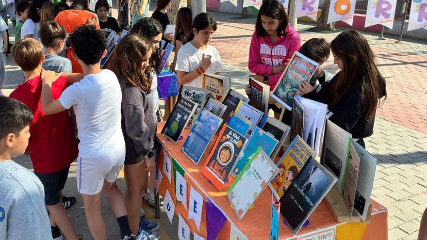Los patios del CEIP Santo Ángel se inundan de literatura y solidaridad